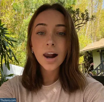 Kira Schmitt - woman with brown hair and a white shirt is taking a selfie