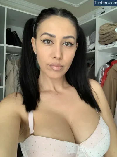 Savage_play - woman in a bra top posing for a selfie