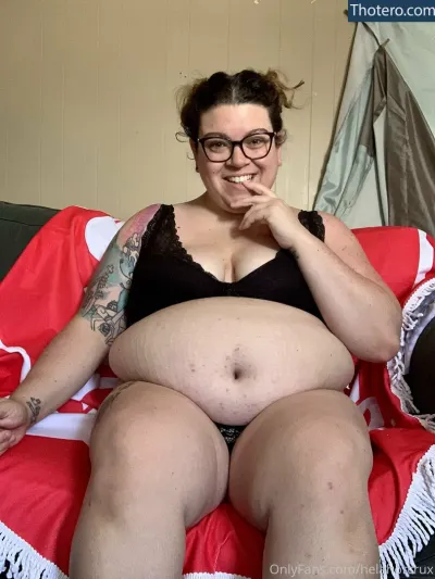 hela.stoned.bbw - pregnant woman sitting on a couch with a red blanket and a black and white blanket