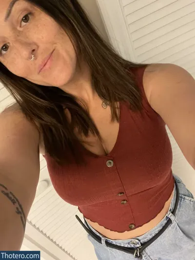 princessfreya_666 - woman with a red top and blue jeans taking a selfie