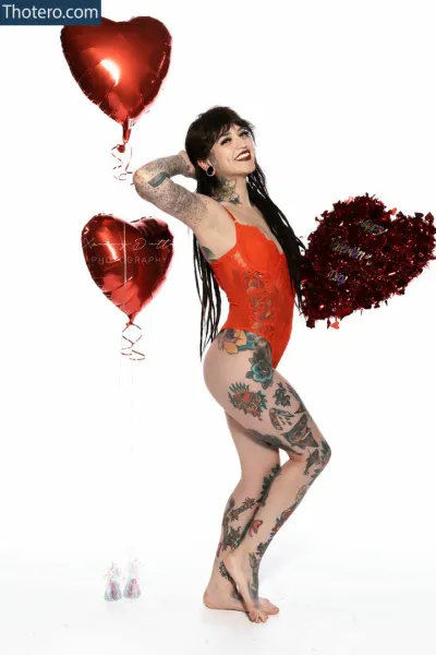 LyndenParkStudio - woman in a red leoper with heart balloons