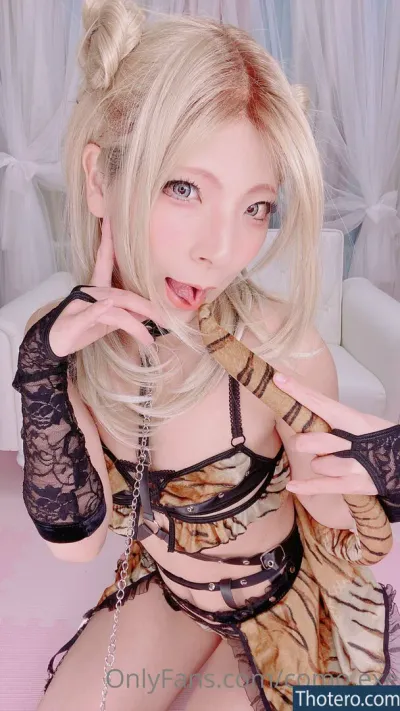 como.exe - blond haired girl in lingerie posing for a picture