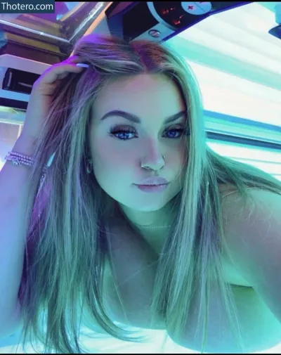 ellieharp3r - woman with long hair in a tanning bed