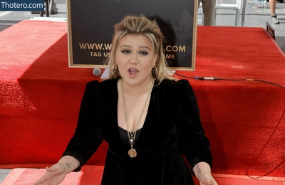 Kelly Clarkson nude 4726173