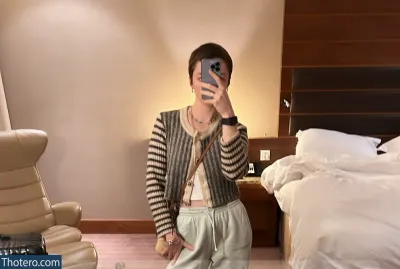 Maisie Williams - woman taking a selfie in a hotel room