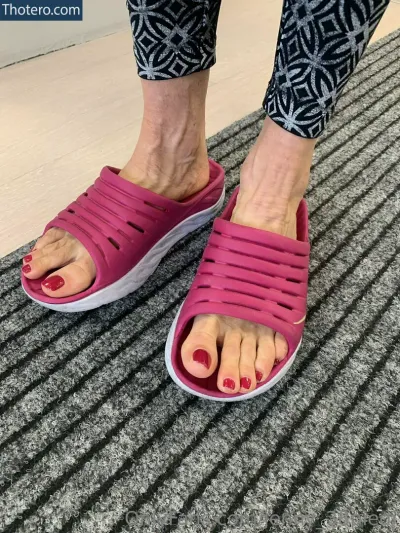 jenny_38piedi - a close up of a person wearing pink sandals and a pair of feet