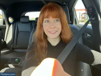Pinksyreen - woman in a car with a carrot in her hand