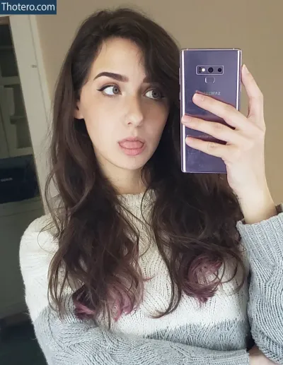Rachelkip - woman taking a selfie with her phone in a mirror