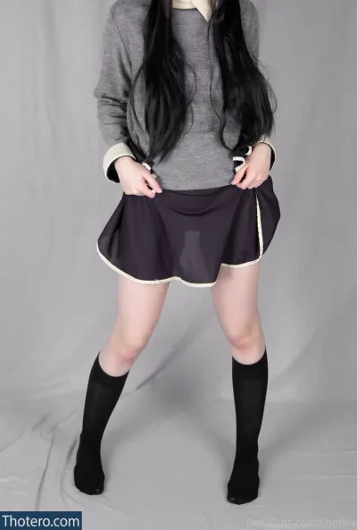Linofilia - a woman in a skirt and sweater posing for a picture
